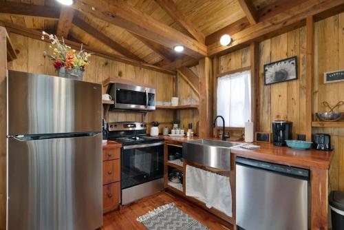 Saw Mill Cabin in Fredericksburg, USA