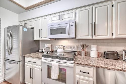 Luxurious Riverfront Condo Just 1 Blk to Schlitterbahn! in New Braunfels, USA