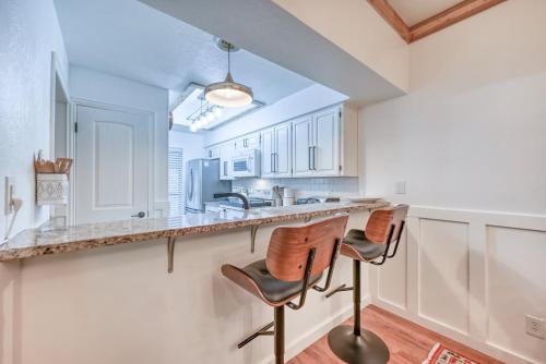 Luxurious Riverfront Condo Just 1 Blk to Schlitterbahn! in New Braunfels, USA