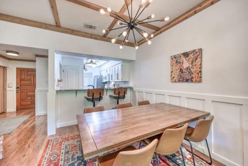 Luxurious Riverfront Condo Just 1 Blk to Schlitterbahn! in New Braunfels, USA