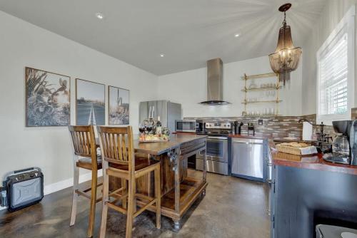 Sundance Studio w/Hot Tub&Grill in Fredericksburg, USA