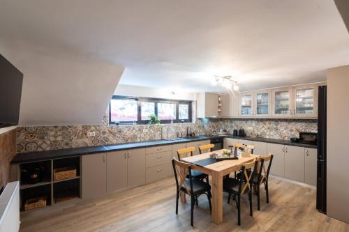 3BR Private House with 3 Bathrooms & Amazing Balcony - main image