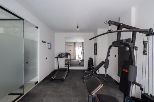 2BR Apartment Access to Rooftop Retreat with Sauna & Jacuzzi - image 2