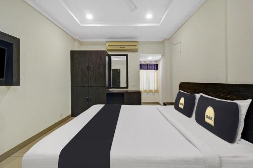 1 king bed, 2 queen beds