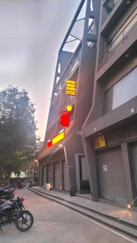 A szálláshely kívülről, Hotel Paris Plaza in Sola