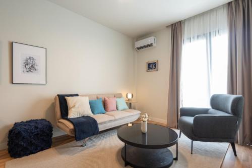 Stylish 2BR Apt Rooftop with Sauna & Hot Tub - image 12