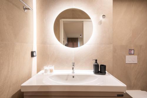Stylish 2BR Apt Rooftop with Sauna & Hot Tub - image 3