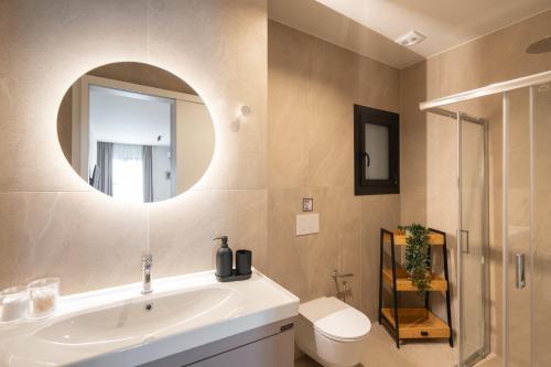 Stylish 2BR Apt Rooftop with Sauna & Hot Tub - image 6