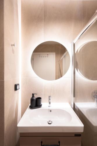 Stylish 2BR Apt Rooftop with Sauna & Hot Tub - image 10