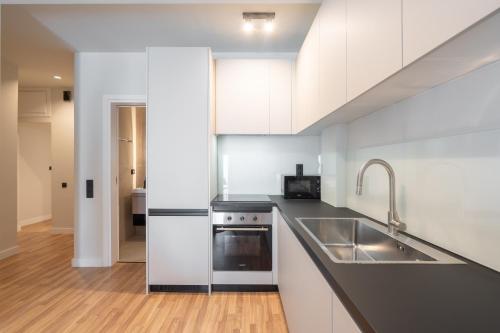 2BR Apt Access To Rooftop with Sauna & Jacuzzi - image 7