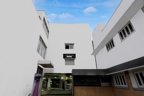 Super Townhouse Arcot Road Near Kauvery hospital – khách sạn tại Poonamallee