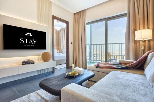 STAY BY LATINEM Luxury 1BR Plus Study Holiday Home CB 1013 Near Burj Khalifa, Dubaï
