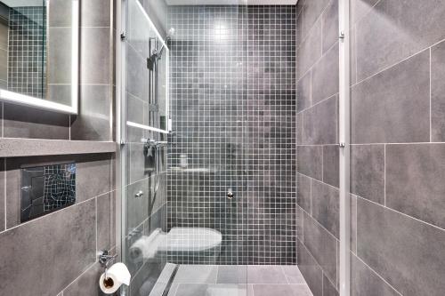 STAY BY LATINEM Luxury 1BR Plus Study Holiday Home CB 1013 Near Burj Khalifa, Dubái (foto 9)