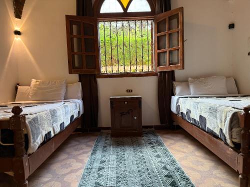 2 twin beds