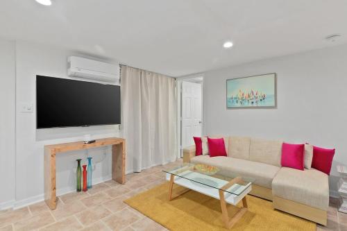 Elegant Private Basement Apartment with Full Kitchen & Living Room