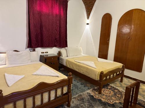 2 twin beds