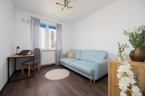 Spacious Apartment in Warsaw with Balcony by Noclegi Renters, Warsaw
