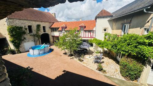 Corps de ferme bourguignon gîte à louer Joux-la-Ville