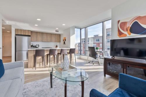 Private Apt with Kitchen & Gym image