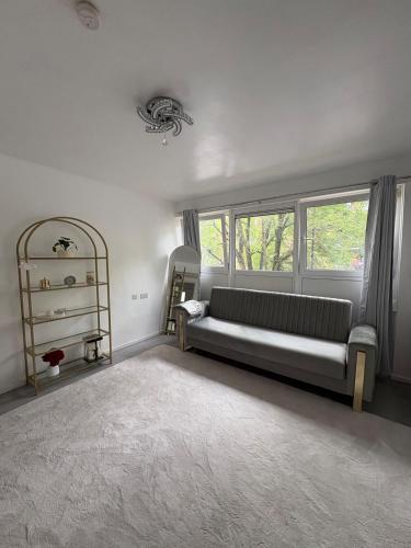 Newly Refurbished - Stylish - Modern - And Cosy Flat - King Size Bed with Built In Speakers - Bedside Lamp - And USB Ports - Sofa Bed - In Islington North London