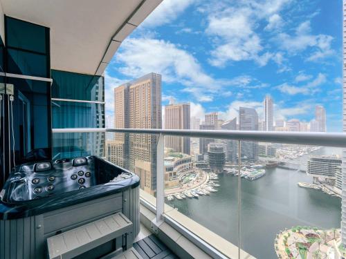 Continental Tower Stylish 2BR and Private Hot Tub, Dubai (photo 2)