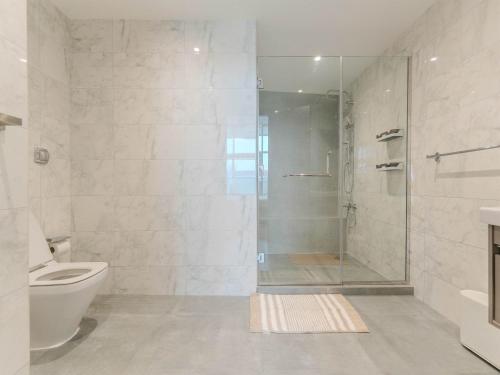 Continental Tower Stylish 2BR and Private Hot Tub, Dubai (photo 3)