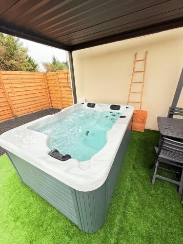 Studio with private spa, close to golf and lake in Roanne