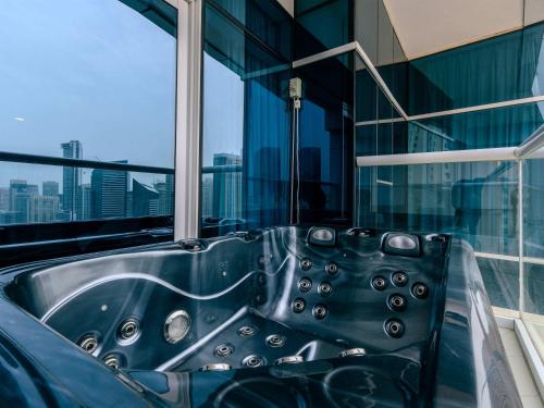 Continental Tower Stylish 2BR and Private Hot Tub, Dubai (photo 9)
