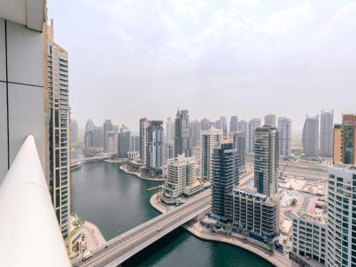 Continental Tower Stylish 2BR and Private Hot Tub, Dubai (photo 10)