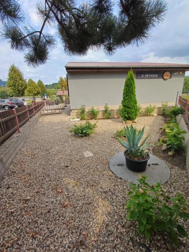 Dārzs, Apartmán u Přívozu (Apartman u Privozu) in Velké Žernoseky