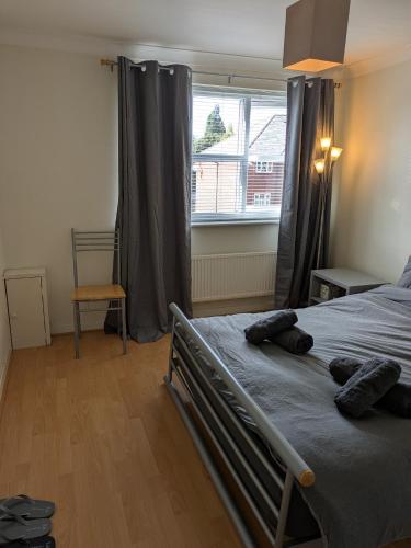 Comfortable and Peaceful 2 Bedroom Flat with Shared Bathroom and Kitchen Close to Manchester Airport, Манчестер (фото 4)