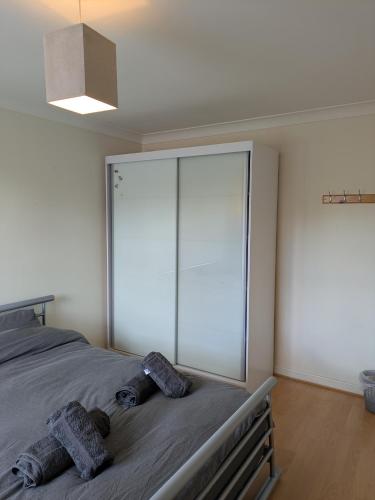 Comfortable and Peaceful 2 Bedroom Flat with Shared Bathroom and Kitchen Close to Manchester Airport, Манчестер (фото 6)