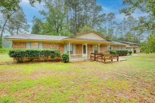Family Getaway on 4 Acres in Mineola!