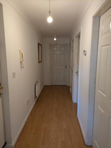 Comfortable and Peaceful 2 Bedroom Flat with Shared Bathroom and Kitchen Close to Manchester Airport, Манчестер (фото 10)