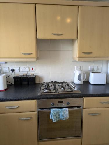 Comfortable and Peaceful 2 Bedroom Flat with Shared Bathroom and Kitchen Close to Manchester Airport, Манчестер (фото 8)