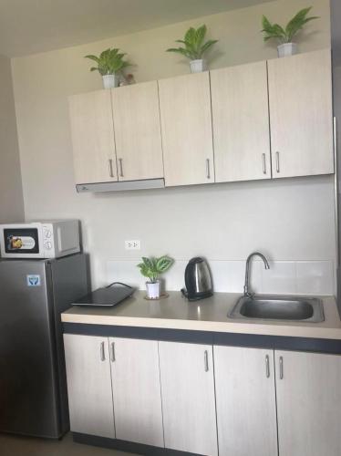 Spacious studio with balcony and guest parking, Lo-oc (fotografie 9)