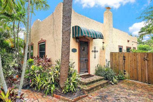 Casa De Marita - Backyard Bliss with Pool in Historic Sunshine Park
