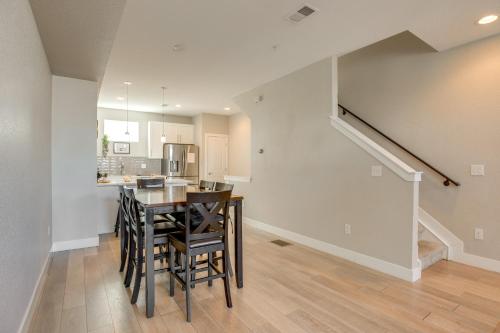 Modern Denver Townhome Rooftop Hot Tub and Mtn View in Denver, USA