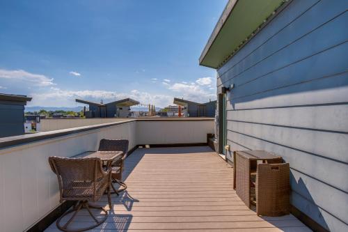 Rooftop Deck and Hot Tub Walkable Denver Townhome in West Colfax