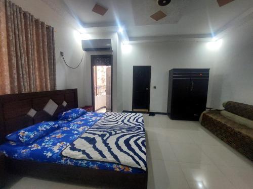 HostHub Guest House Gulshan iqbal - image 2