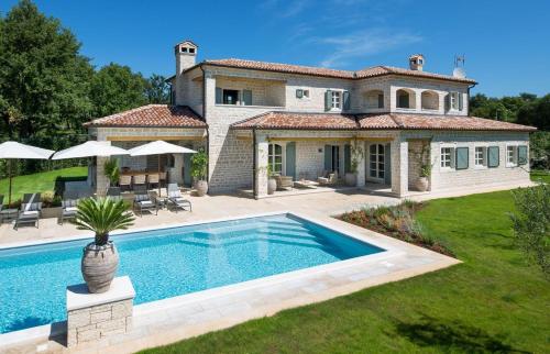 Villa Nevia with pool and sport court's – khách sạn tại Ladici