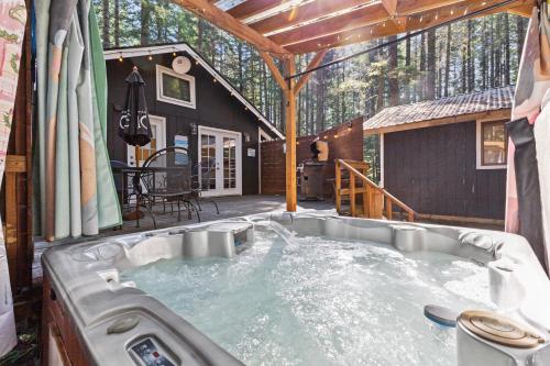 熱水浴缸, Beargrass - near Mt Rainier - grill, soak & relax in 阿什福德(WA)
