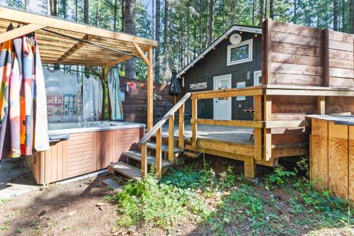陽台/露台, Beargrass - near Mt Rainier - grill, soak & relax in 阿什福德(WA)