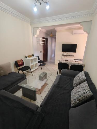 Bright Air Conditioned Apartment Near City Center 5