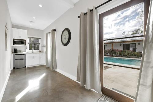 Schubert Inn Cottage - Pool - Walk to Main St in Fredericksburg, USA