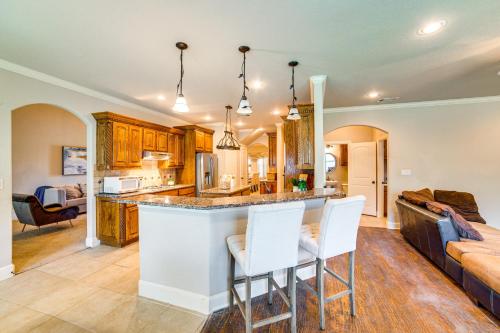 Spacious Family Retreat with Yard in Sunnyvale in Mesquite (Texas)