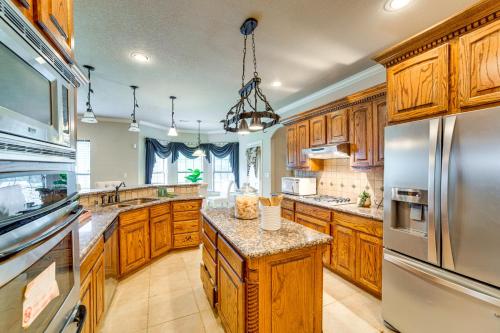 Spacious Family Retreat with Yard in Sunnyvale in Mesquite (Texas)