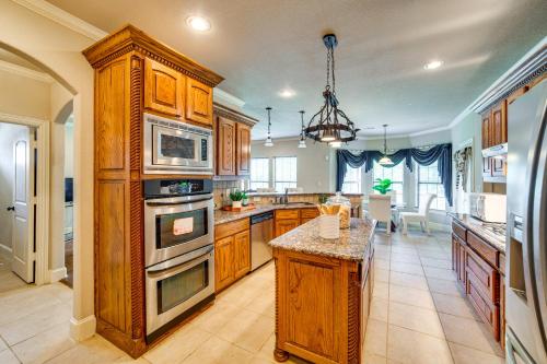 Spacious Family Retreat with Yard in Sunnyvale in Mesquite (Texas)