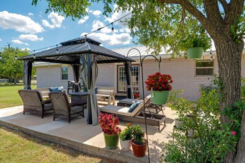 Windsong Haus Pet friendly Fire pit Large Yard
