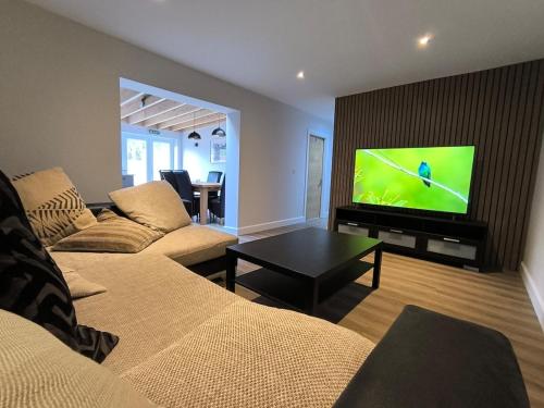Renovated Five-Bed Home with Modern Design gîte à louer Kettering Park Hotel And Spa
